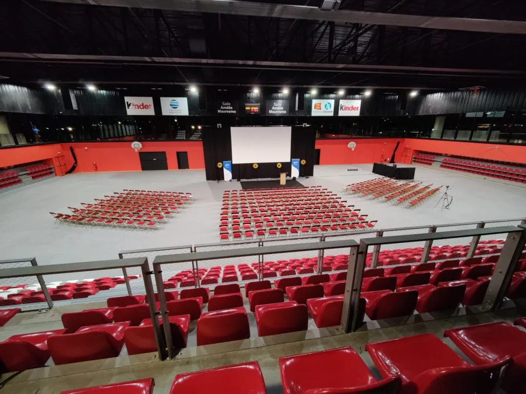 La plus grande salle de conférence après l'installation